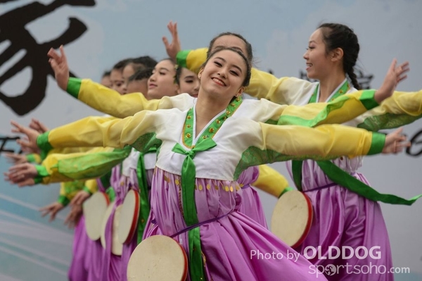 Folk Dance (586)