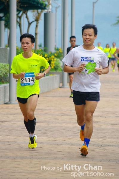 SG202122