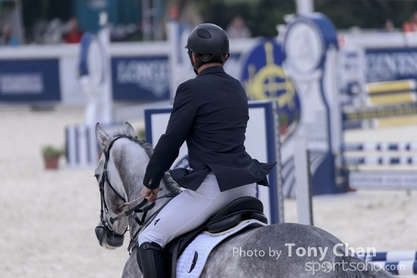 LonginesJumping_300