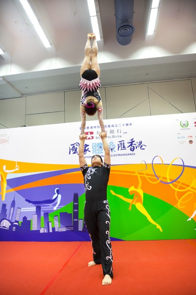 技巧體操運動員黃錦榮及黃文懿示範「高臂倒立」