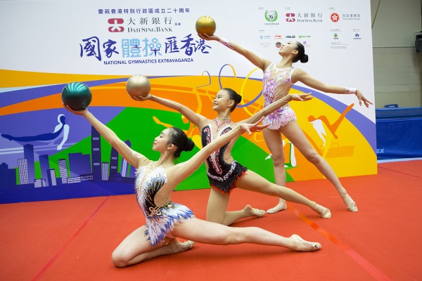 藝術體操運動員港隊代表楊曉嵐、溫家祺及陳以心示範球操動作