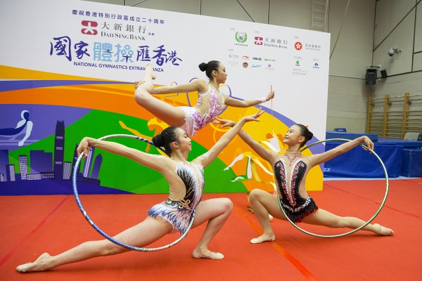 港隊代表楊曉嵐、溫家祺及陳以心示範藝術體操
