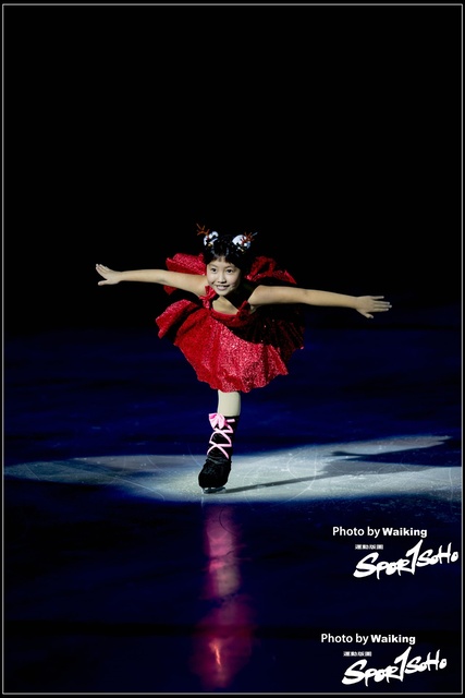 2017-12-23 Xmas Skating 0232 Waiking