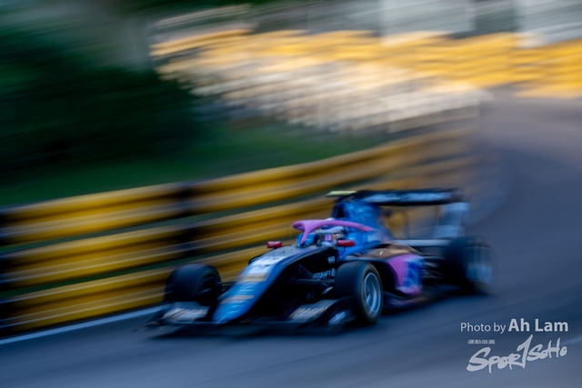 Z8B_3782